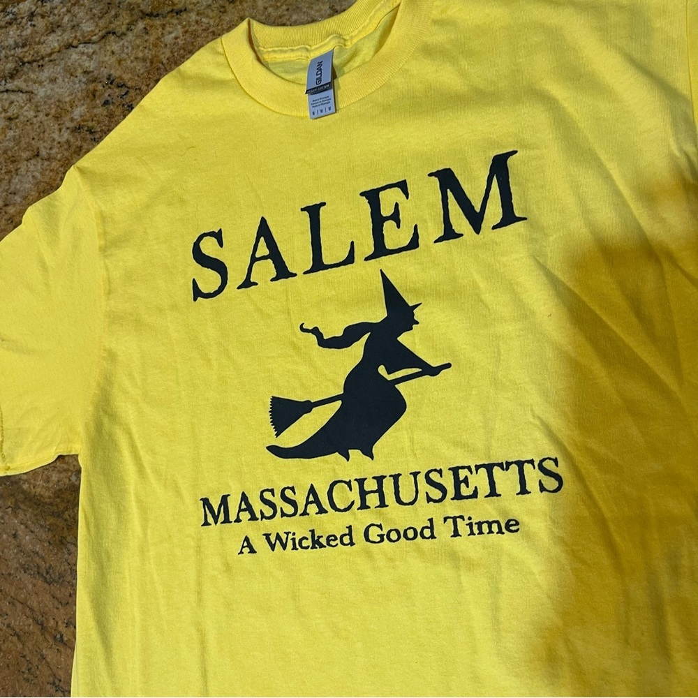 Salem Massachusetts tee shirt with metal which hat ornament.  Size M tee shirt.